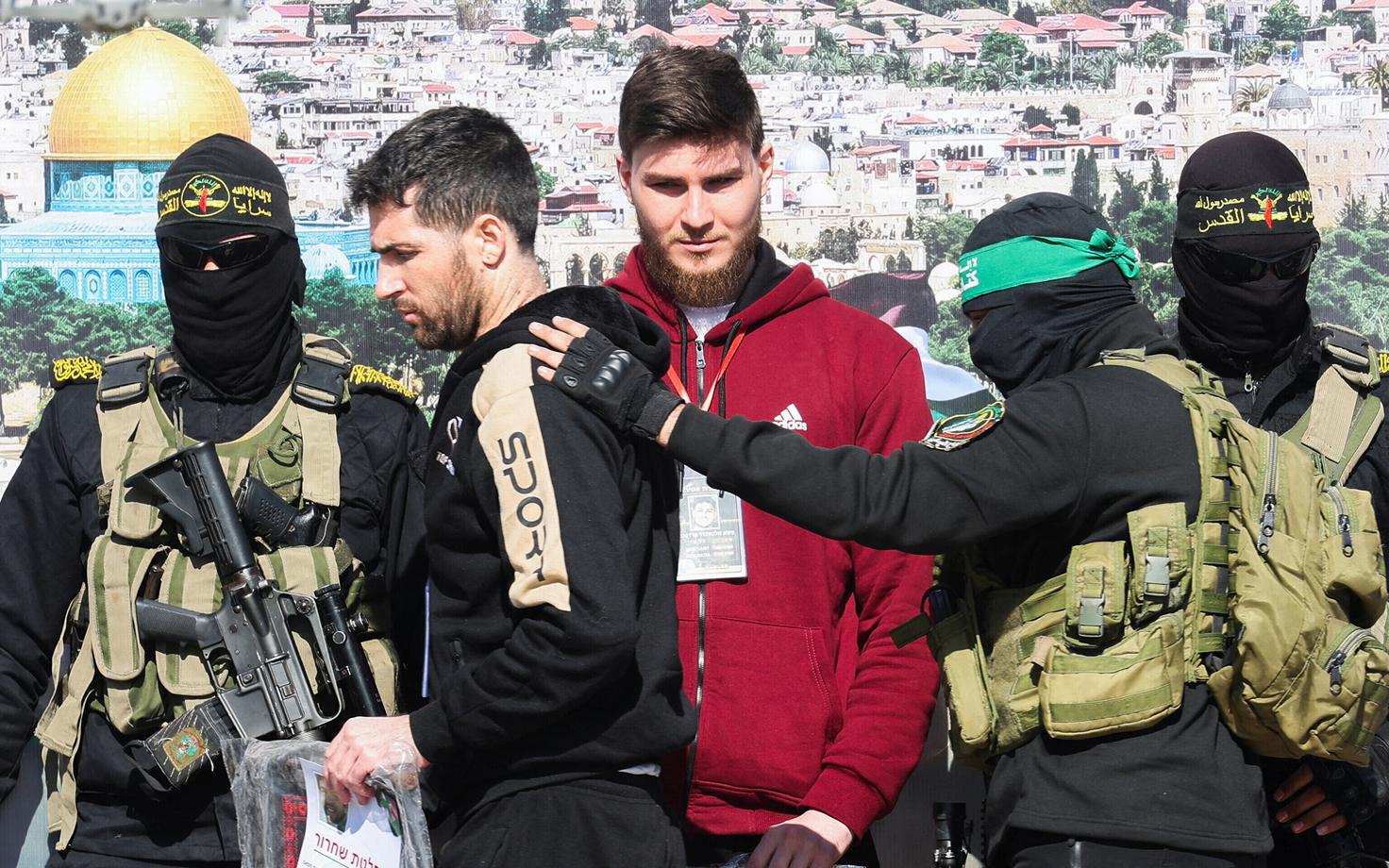 Hamas vabastas laupäeval kolm Iisraeli pantvangi, fotol USA-Iisraeli topeltkodakondsusega Sagui Dekel-Chen ja Iisraeli-Venekodakondsusega Sasha (Alexander) Troufanov,