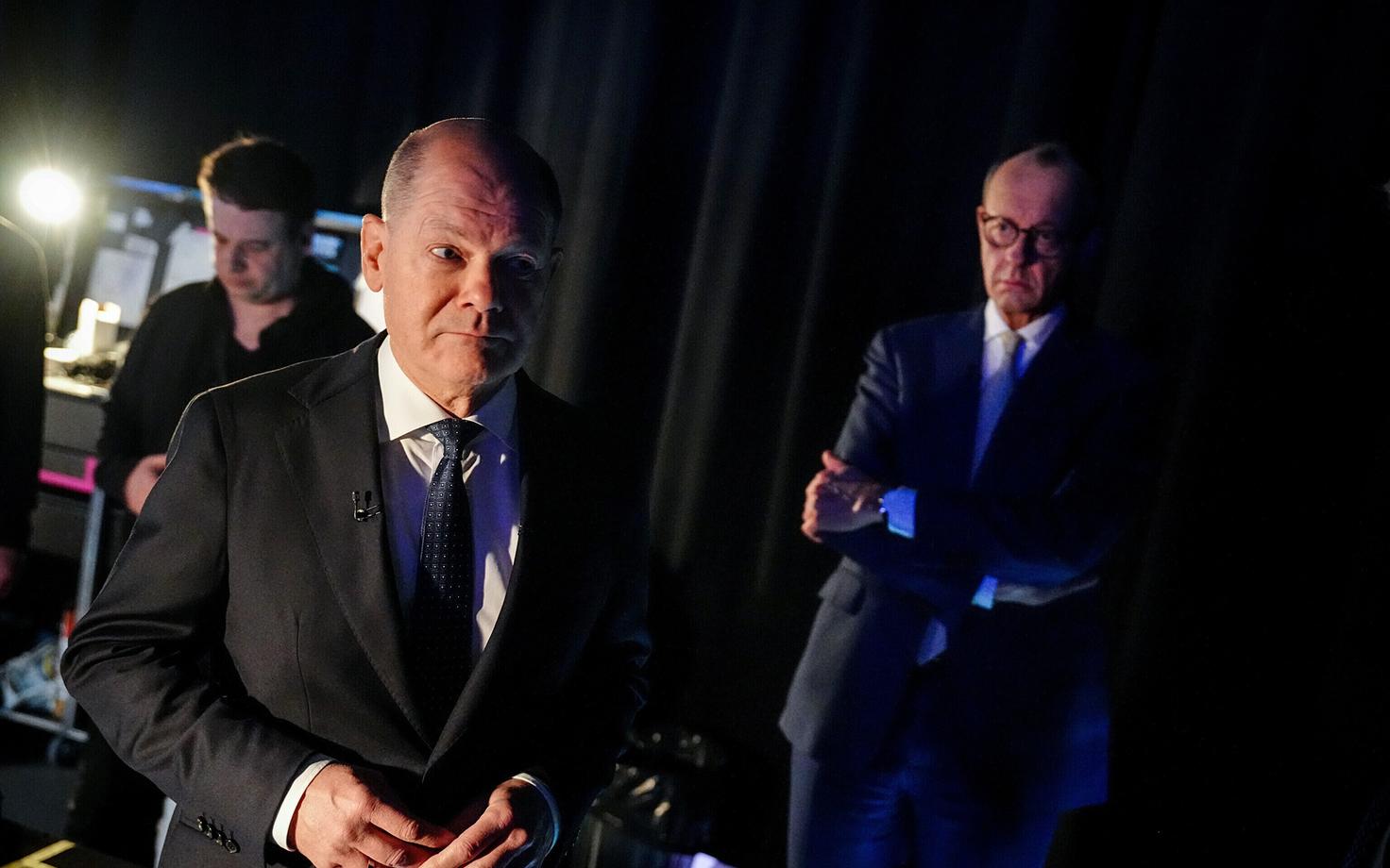 Олаф Шольц и Фридрих Мерц (на заднем плане).