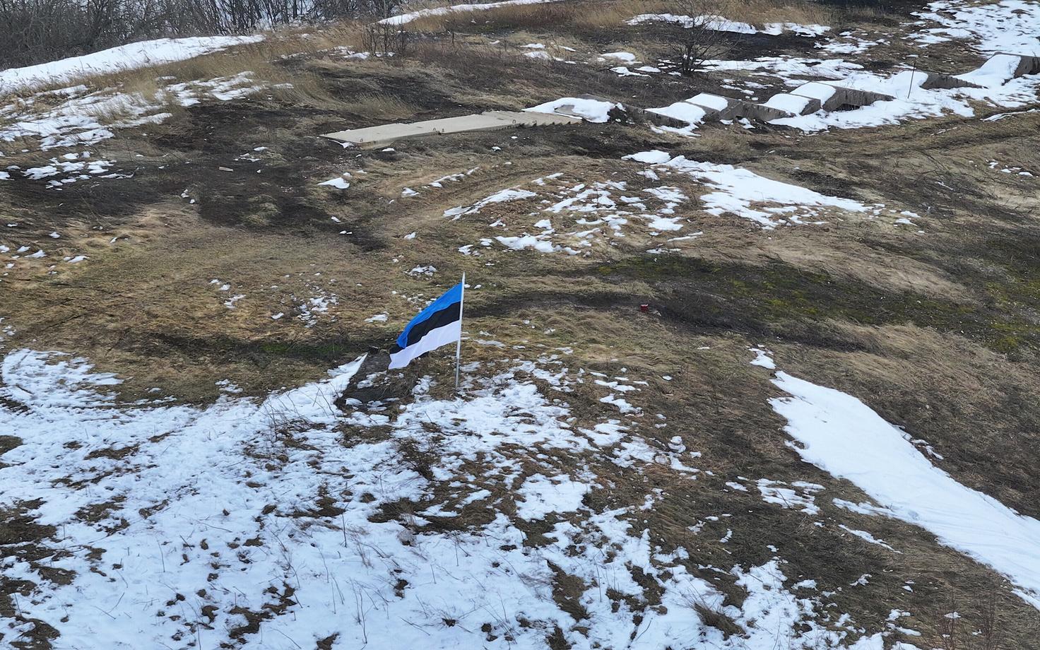 Флаг на холме в Кукрузе.