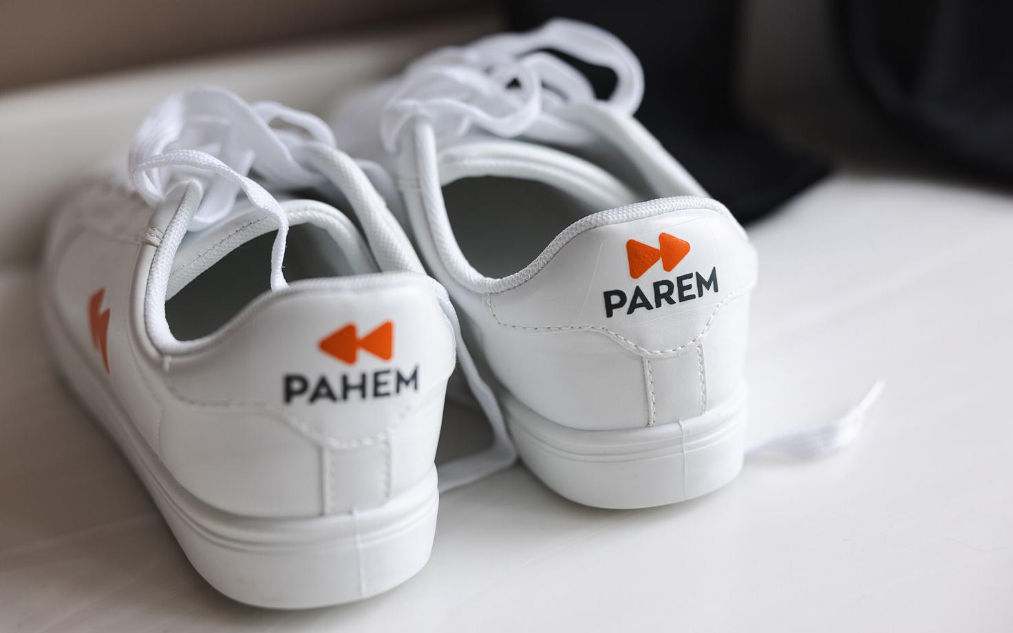 Parempoolsete logoga meened erakonna koosolekul.