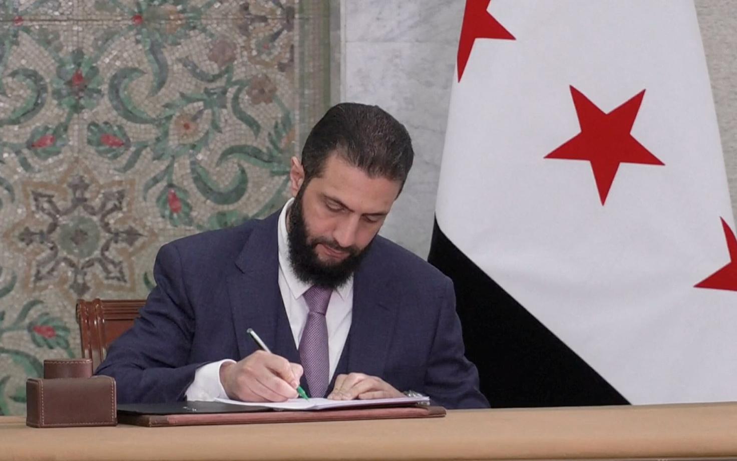 Временный президент Сирии Ахмад аш-Шараа подписал конституционную декларацию.