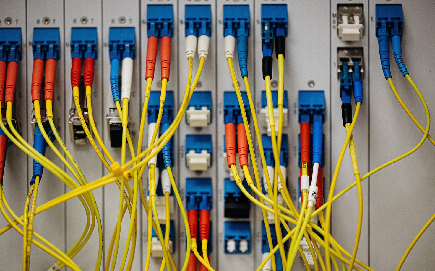 Fiiberoptilise side ja sensoorika laboris.