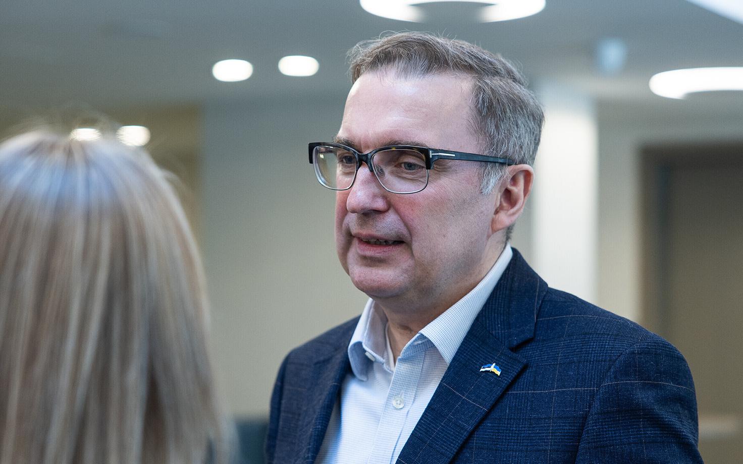 Андрес Сутт.