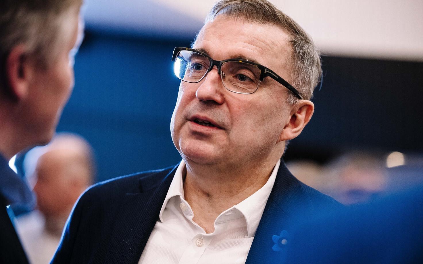 Андрес Сутть.