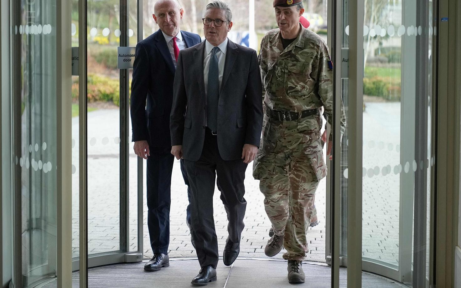 Премьер-министр Великобритании Кир Стармер (в центре).