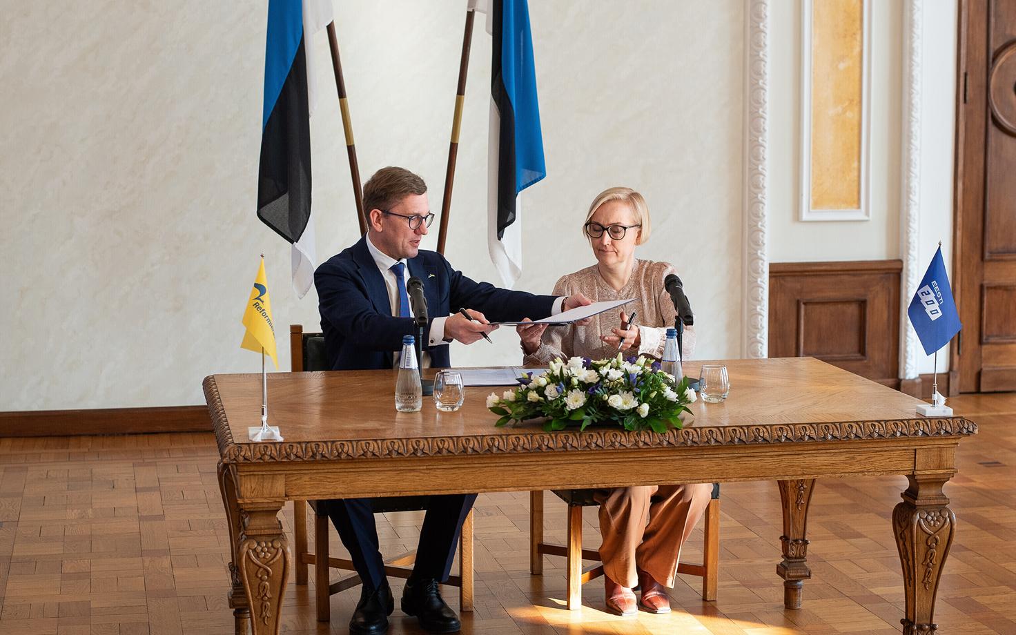 Лидеры Партии реформ и Eesti 200 Кристен Михал и Кристина Каллас подписывают коалиционный договор.