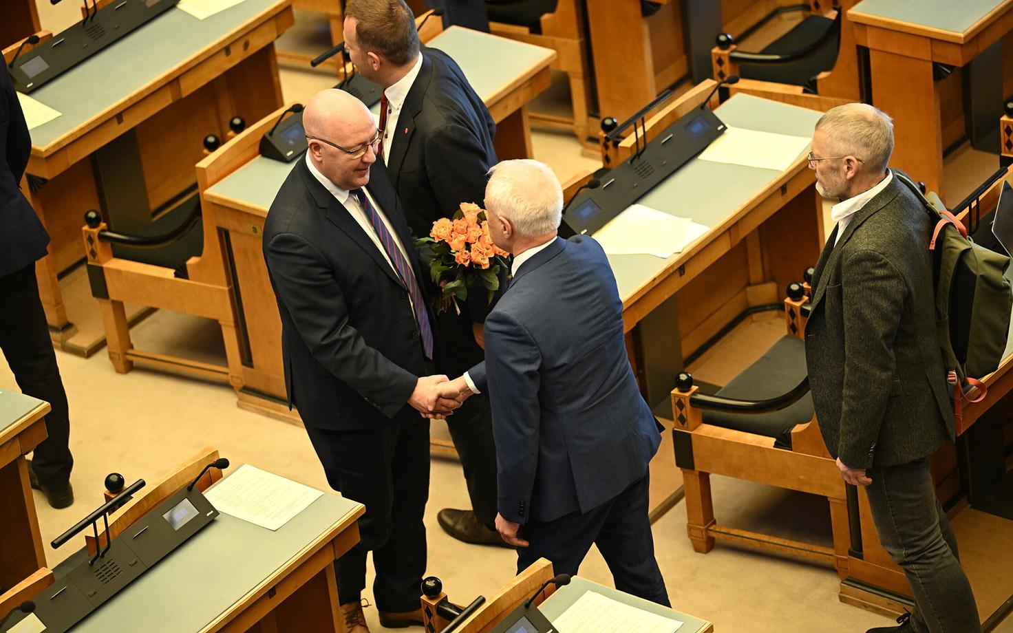 Arvo Aller (EKRE) and Toomas Kivimägi (Reform) congratulating one another on their reelection as Riigikogu vice-presidents on Thursday. March 27, 2025.