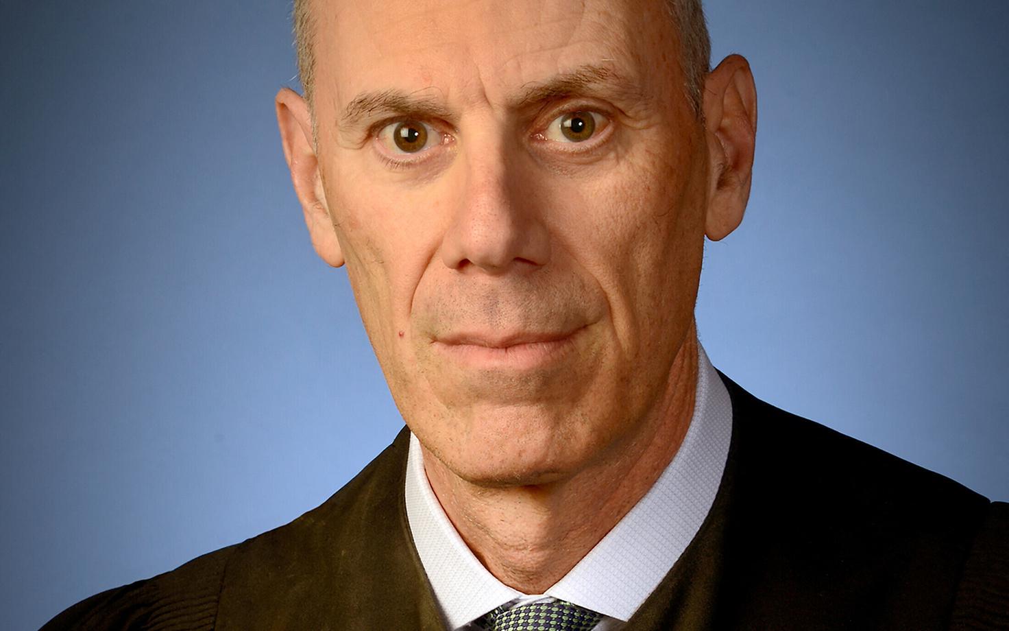 Судья Джеймс Боусберг.