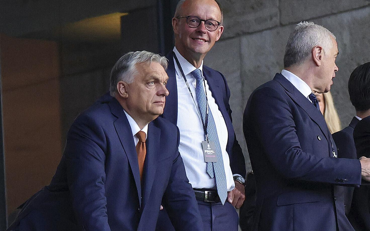 Saksamaa tulevane kantsler Friedrich Merz (paremal) ja Ungari peaminister Viktor Orban 2024. aasta juulis Berliinis jalgpalli EM-i veerandfinaali jälgimas.