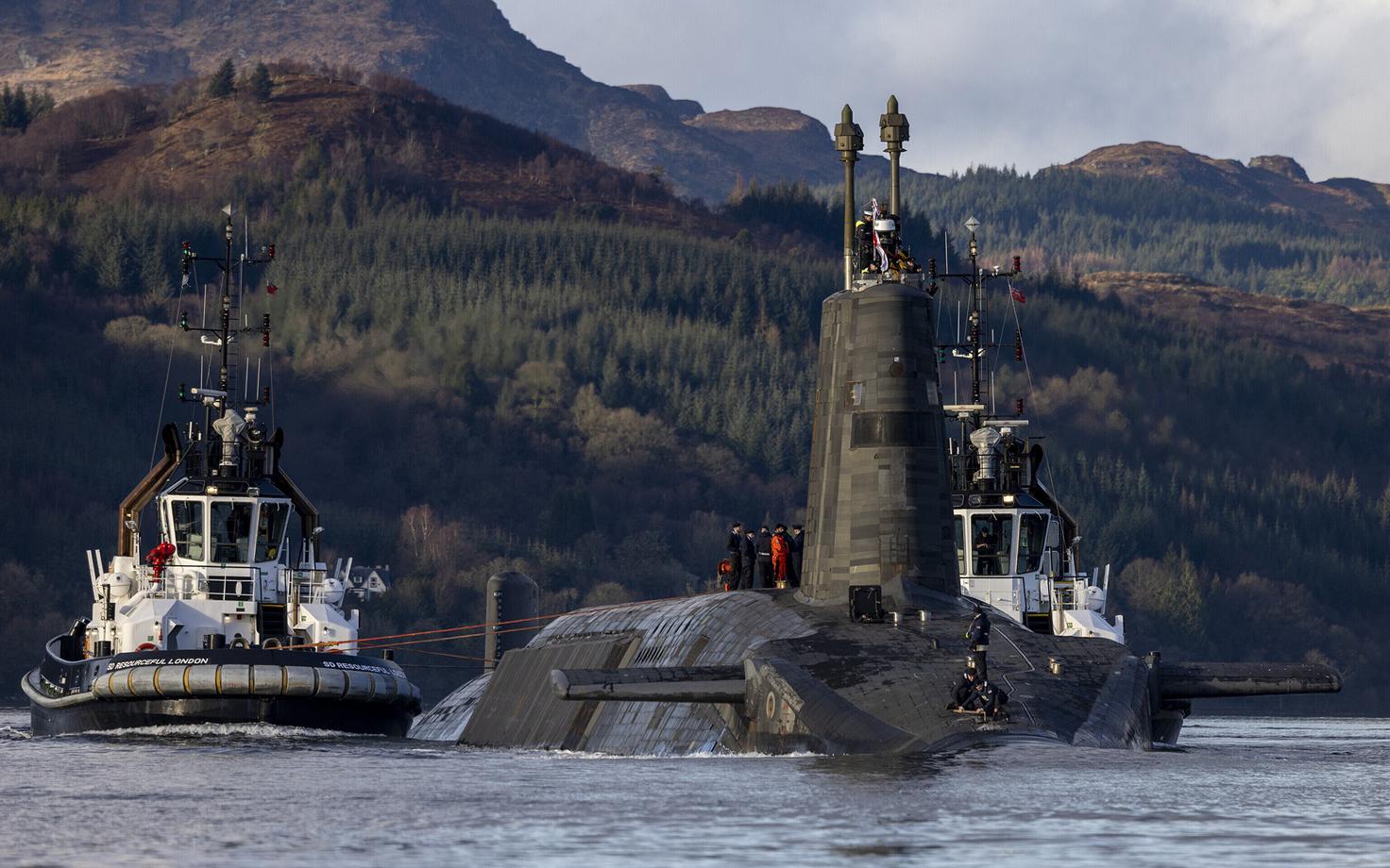 Briti mereväe Vanguard-klassi tuuma-allveelaev HMS Vengeance Šotimaa rannikul.