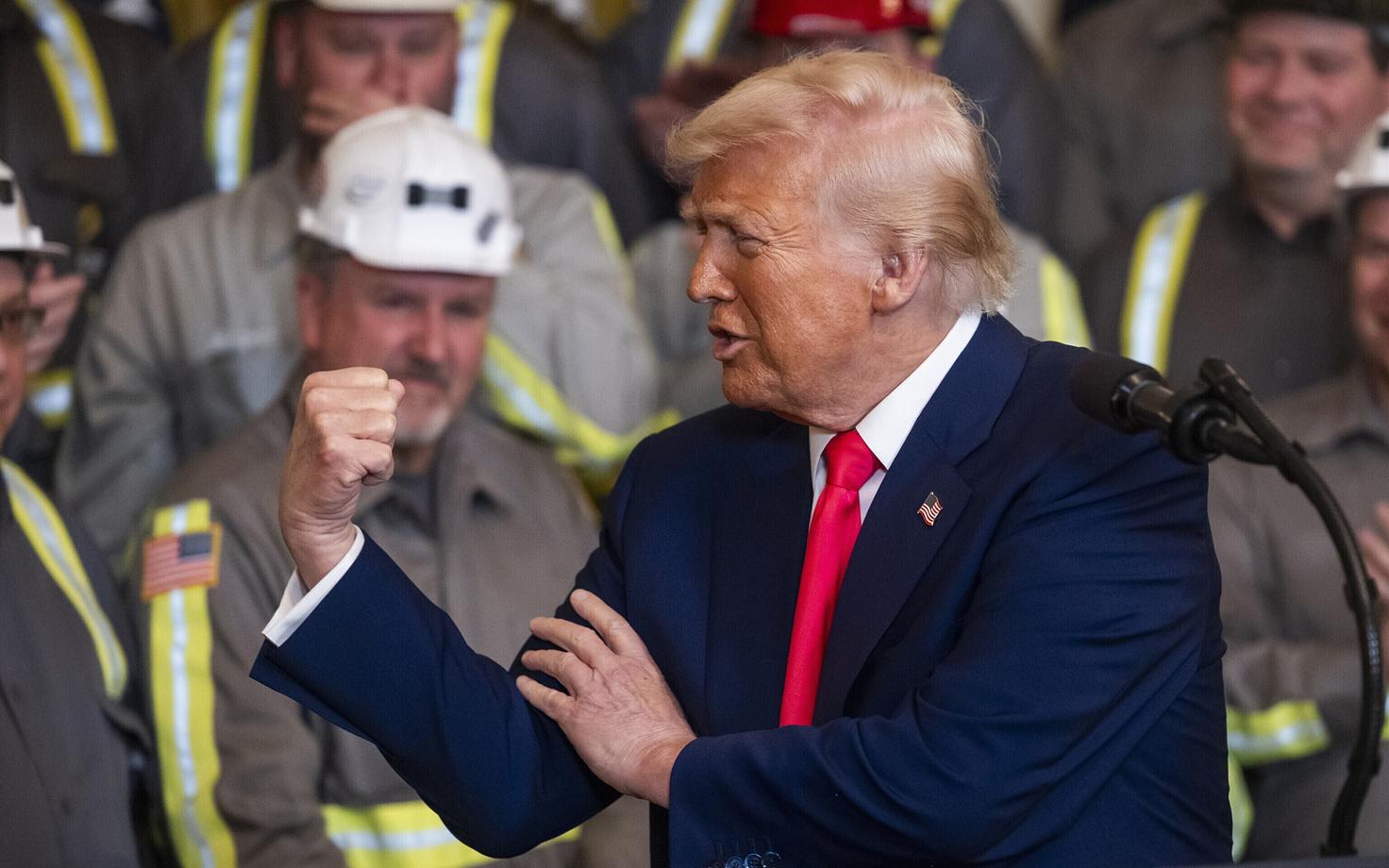 USA president pärast söekasutamist suurendavate korralduste alla kirjutamist.