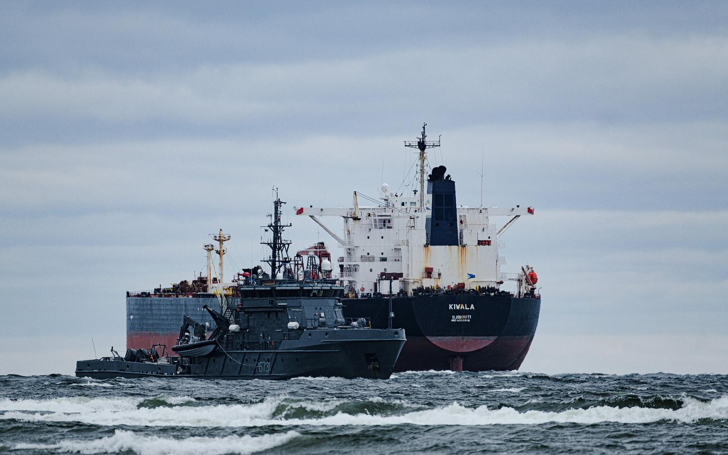 Tanker Kiwala ja Eesti mereväe alus