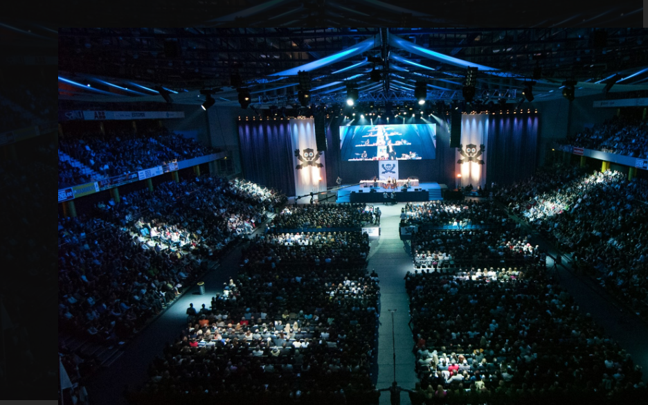 „NO75. Ühtse Eesti suurkogu“ puhul oli lisaks lavastusele Saku suurhallis huvitav ka see, kuidas NO99 oli igal pool: ajalehtedes, ETVs, linnapildis.