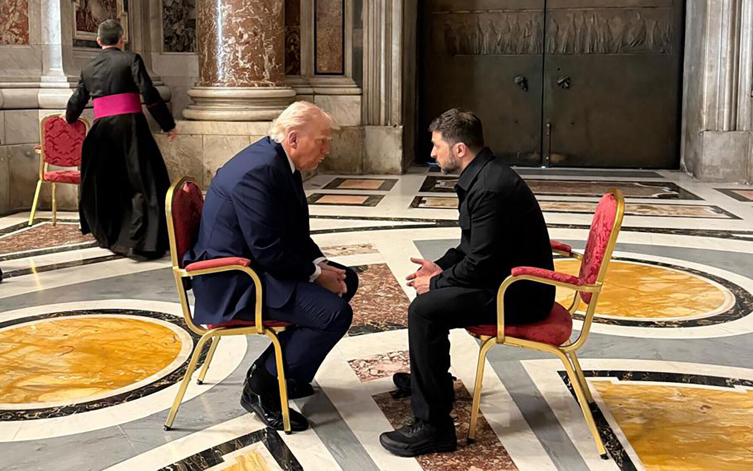 Президенты США и Украины Дональд Трамп и Владимир Зеленский провели утром 26 апреля краткую двустороннюю встречу в Риме.