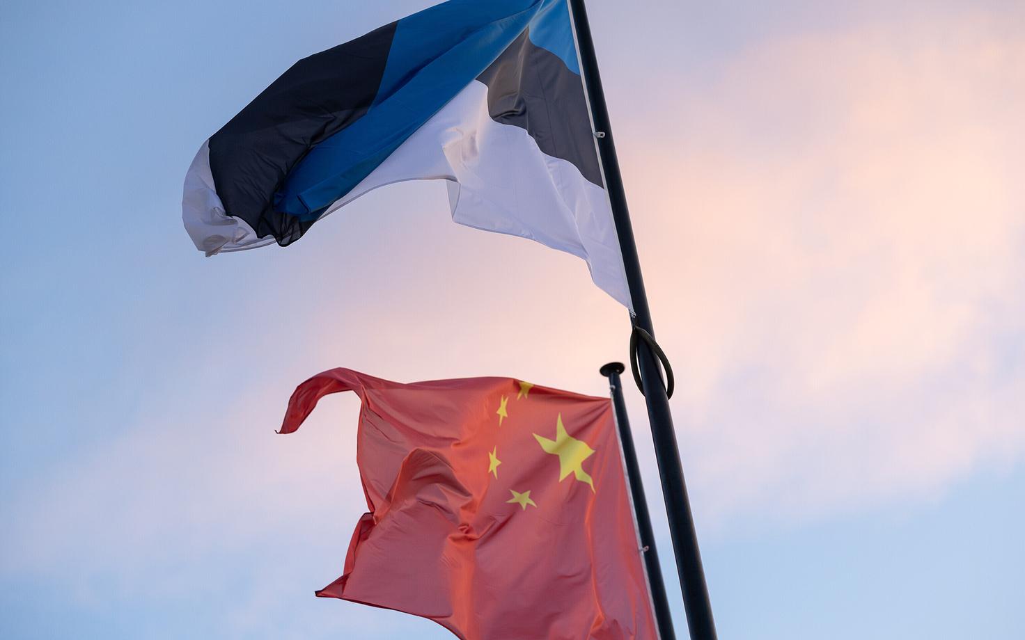 Эстонский флаг и китайский флаг.