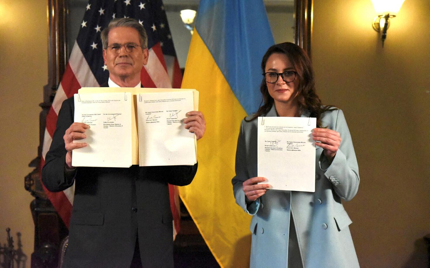 USA rahandusminister Scott Bessent ning Ukraina esimene asepeaminister ja ja majandusminister Julia Sviridenko pärast maavaradelepingu allkirjastamist.