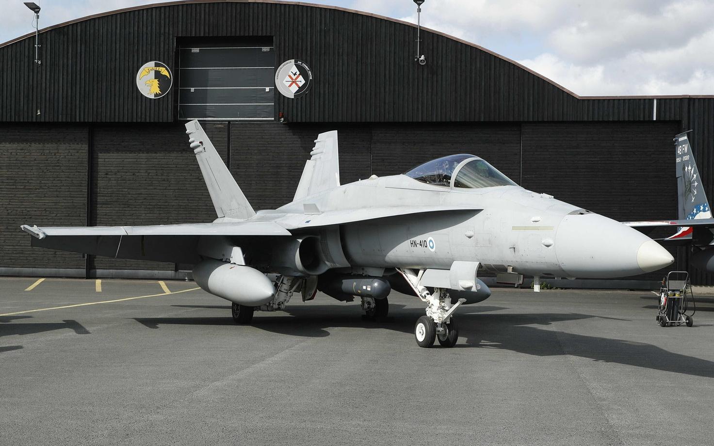 Soome hävitaja Hornet õhubaasis Tampere lähedal.