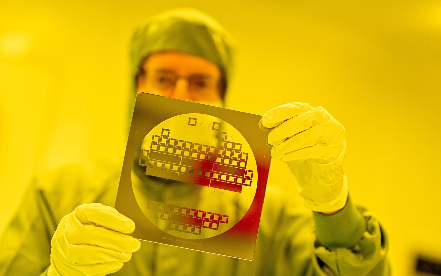 Pooljuhtide väljatöötamine laboris.