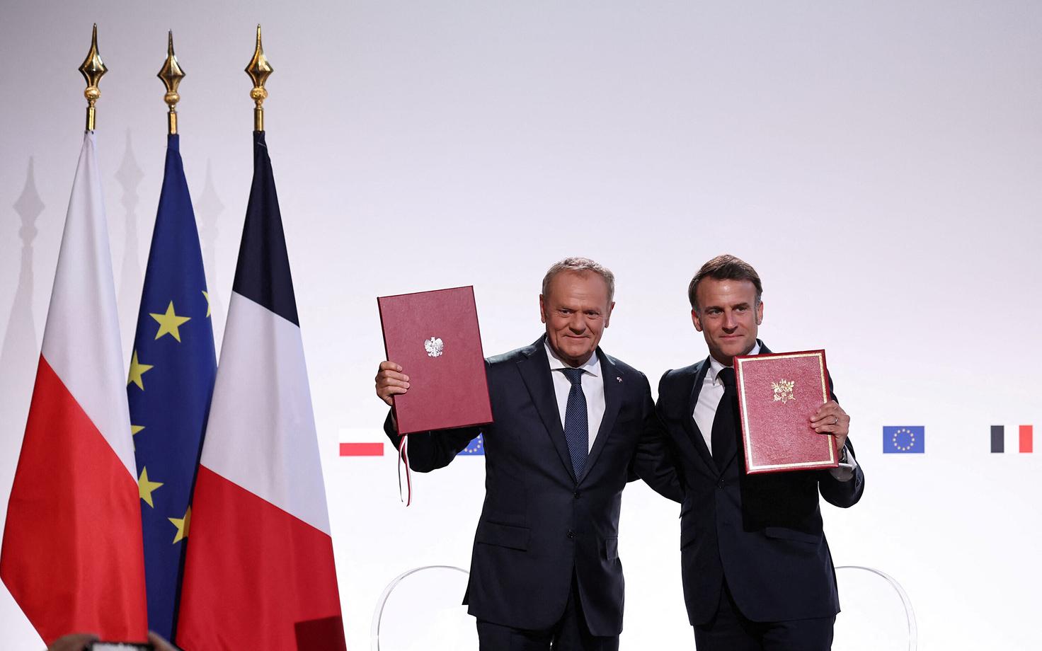 Премьер-министр Польши Дональд Туск (слева) и президент Франции Эмманюэль Макрон.