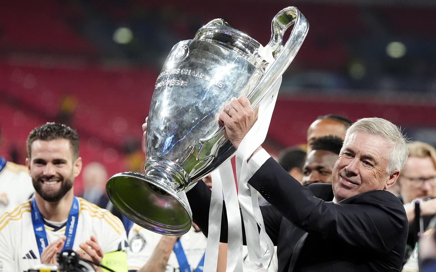 Карло Анчелотти с кубком Лиги чемпионов УЕФА.