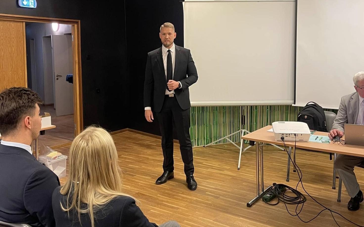 Артем Суворов.