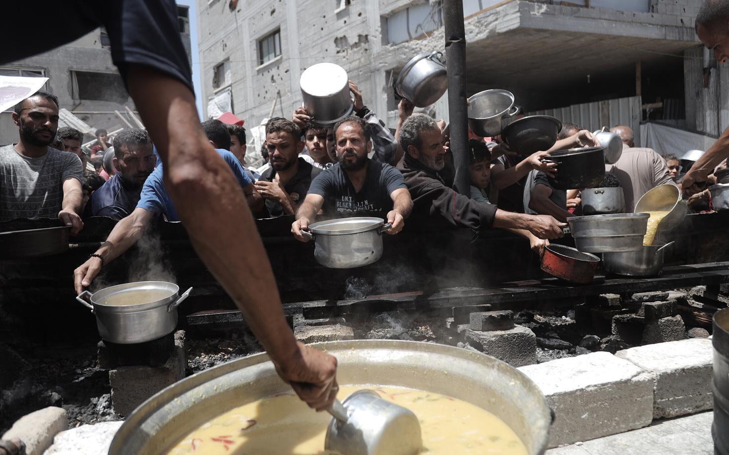 Раздача продовольствия в лагере беженцев Джабалия в секторе Газа.