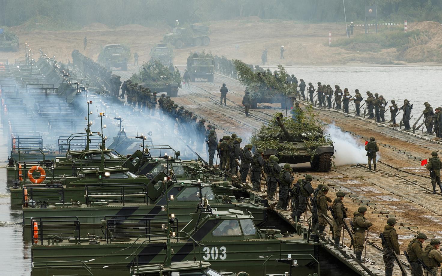 Tankid Vene-Valgevene ühisõppusel Zapad-2021 jõge ületamas.