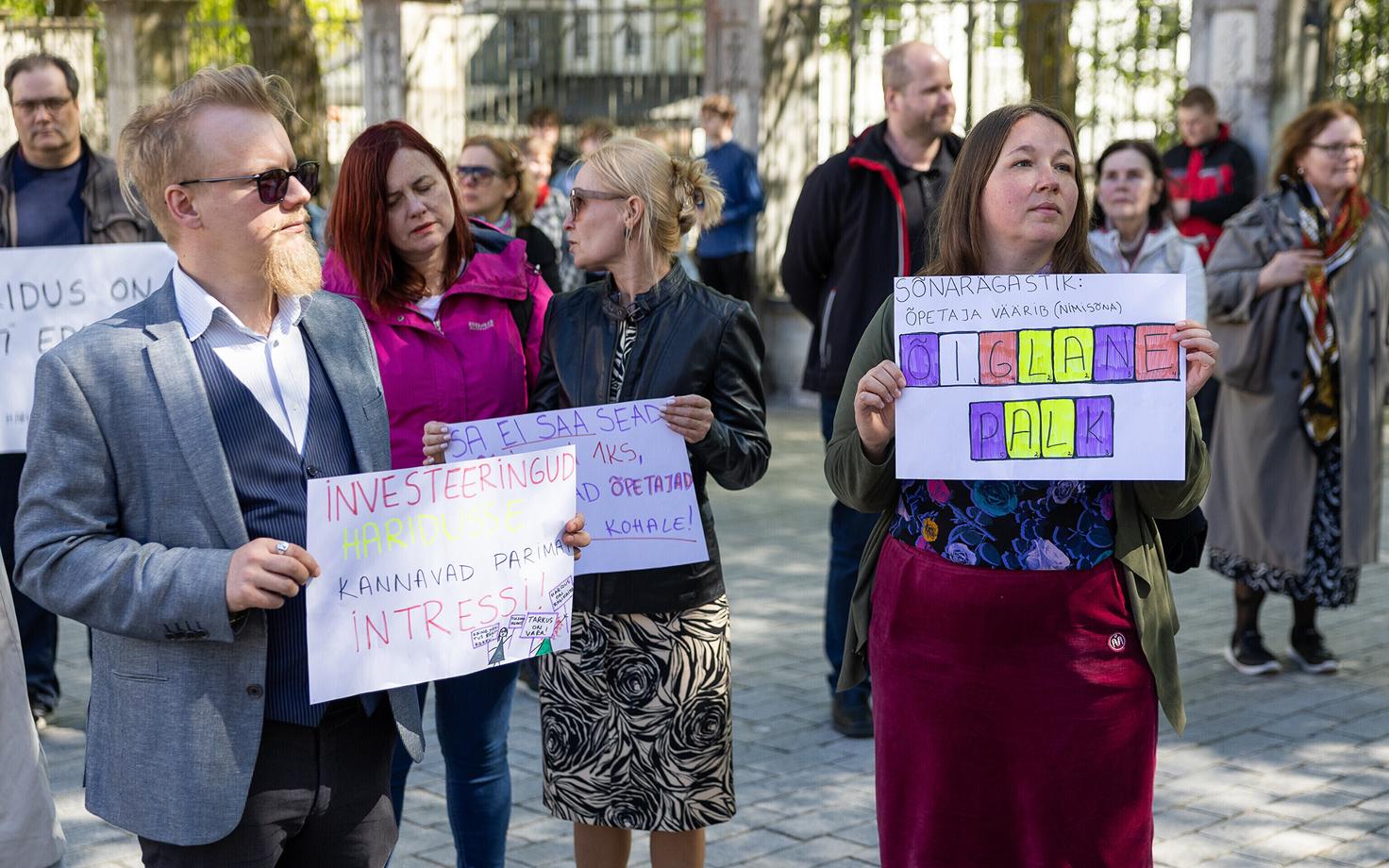 Protest outside the Riigikogu to draw attention to the importance of teachers.
