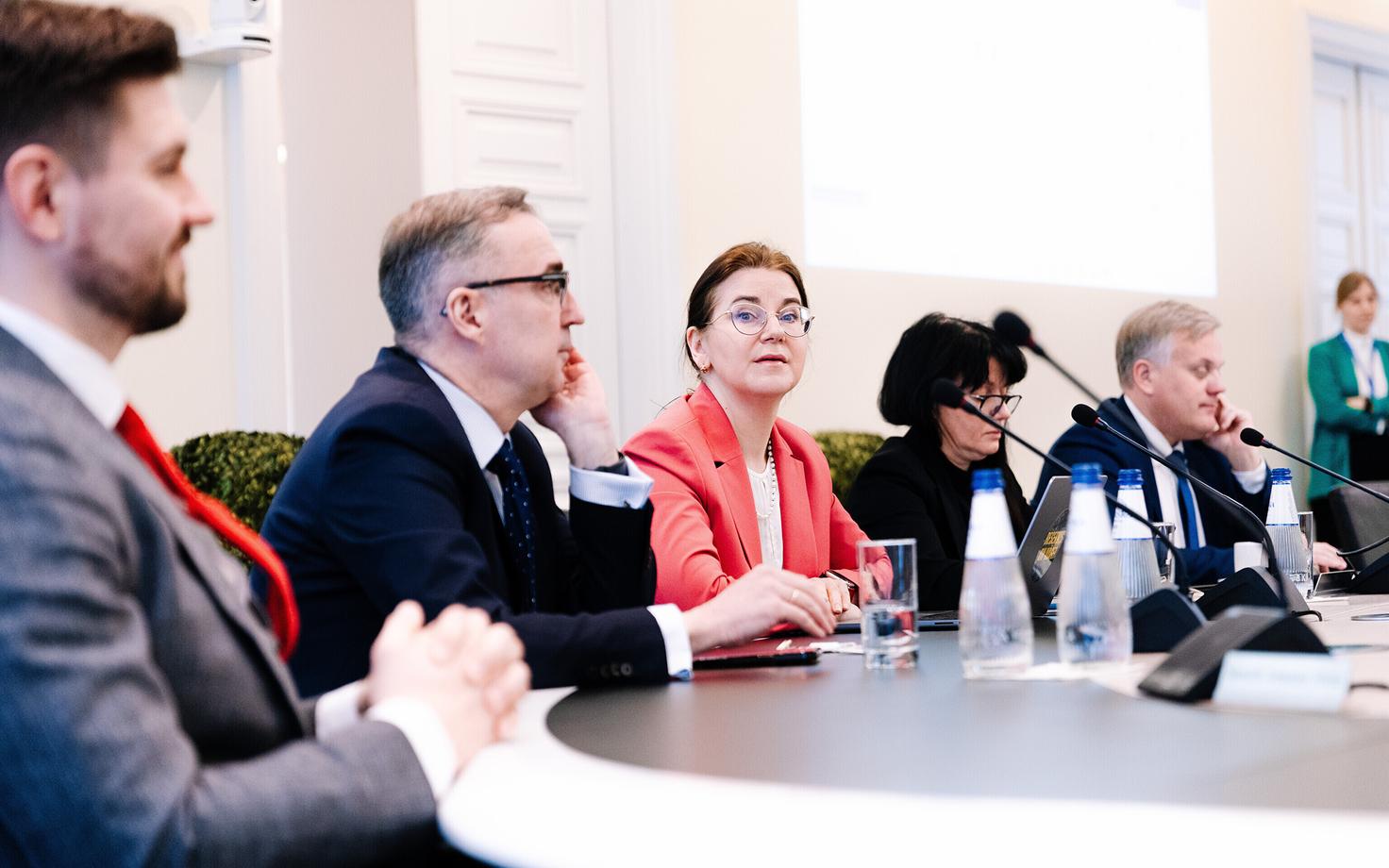 Лийза Пакоста на заседании правительства.