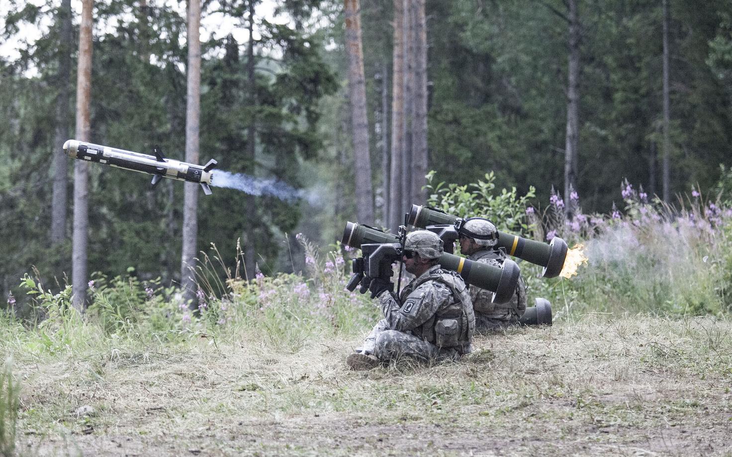 Американские солдаты демонстрируют эстонским коллегам стрельбу из Javelin.