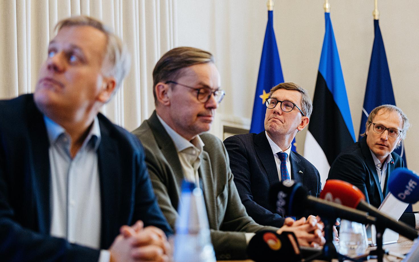 Riigisekretär Keit Kasemets, majanduskasvu nõukoja liige Viljar Arakas, peaminister Kristen Michal ja nõukoja liige Taavi Kotka aprillis esimeste ettepanekute üleandmisel.