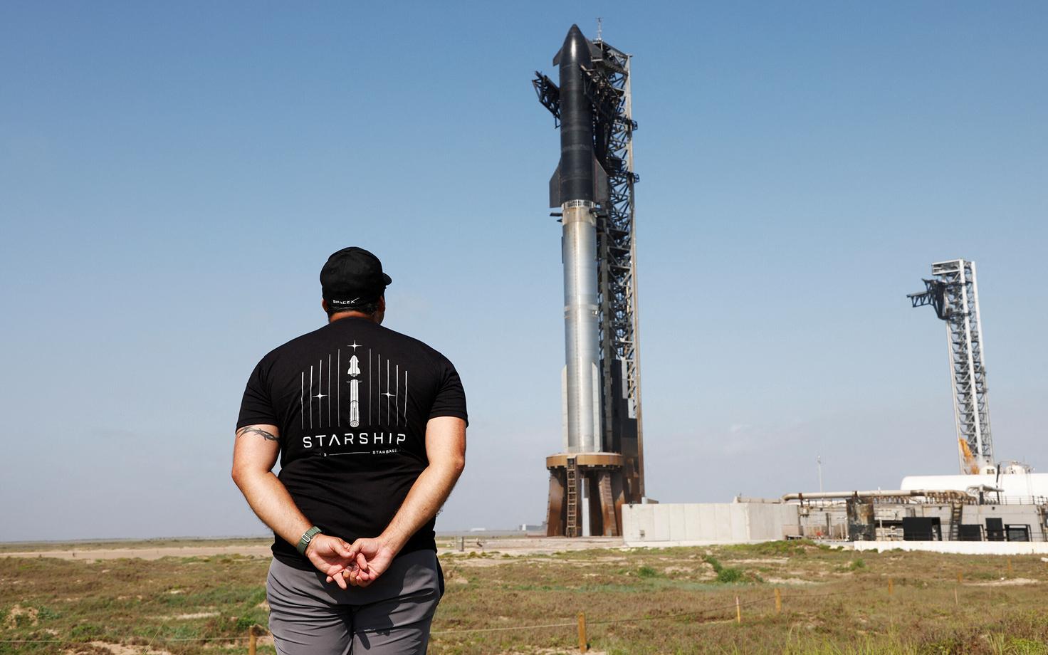 Kosmoselendude huviline vaatamas Starshipi raketti enne selle starti.