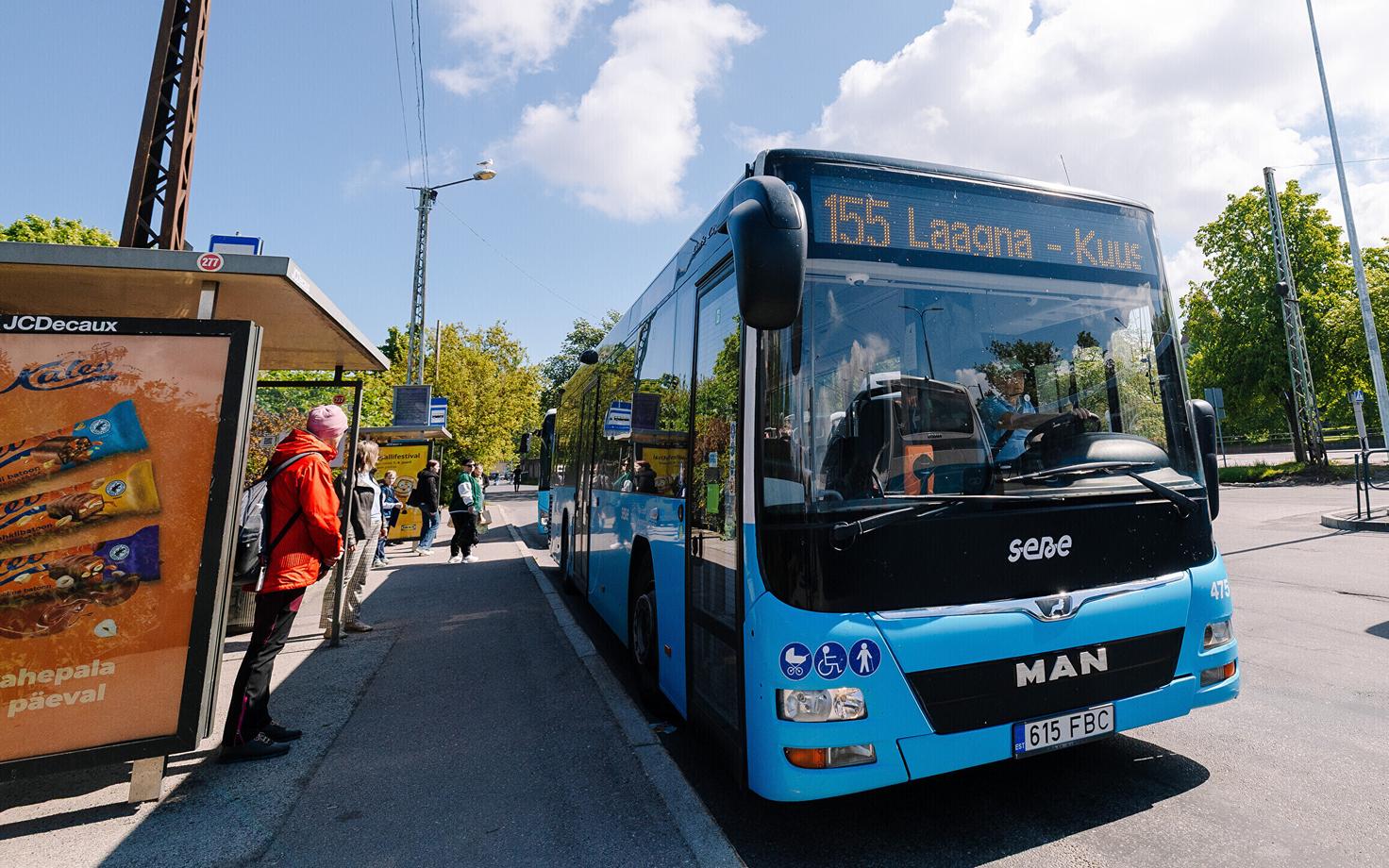 Maakonnaliinide busside peatus Balti jaamas.