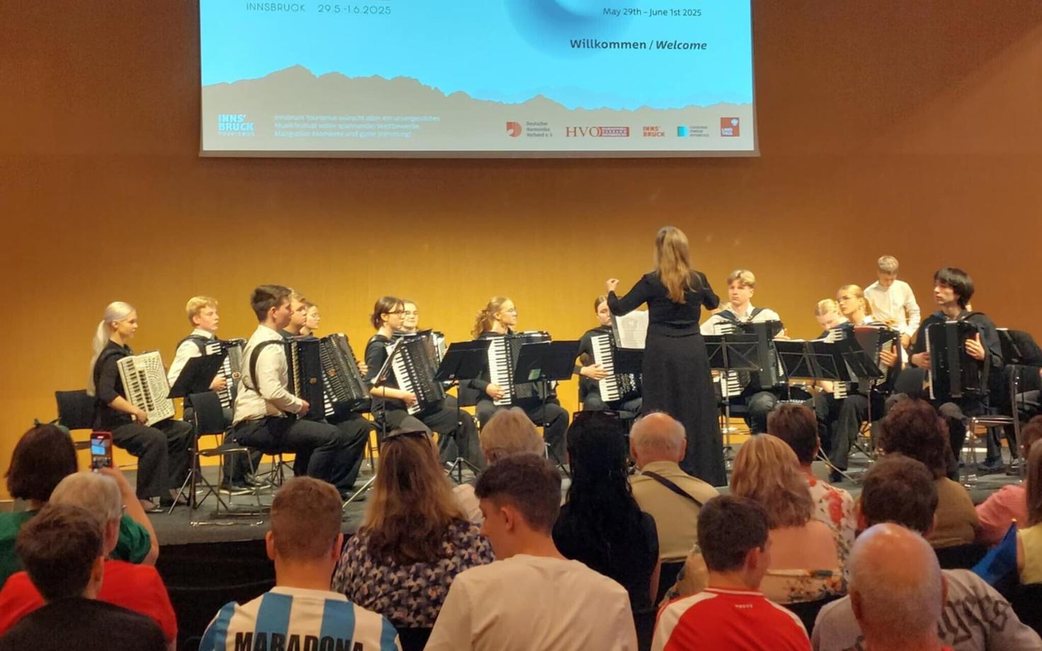 Eesti Noorte Akordioniorkester dirigent Kristel Laasi juhtimisel