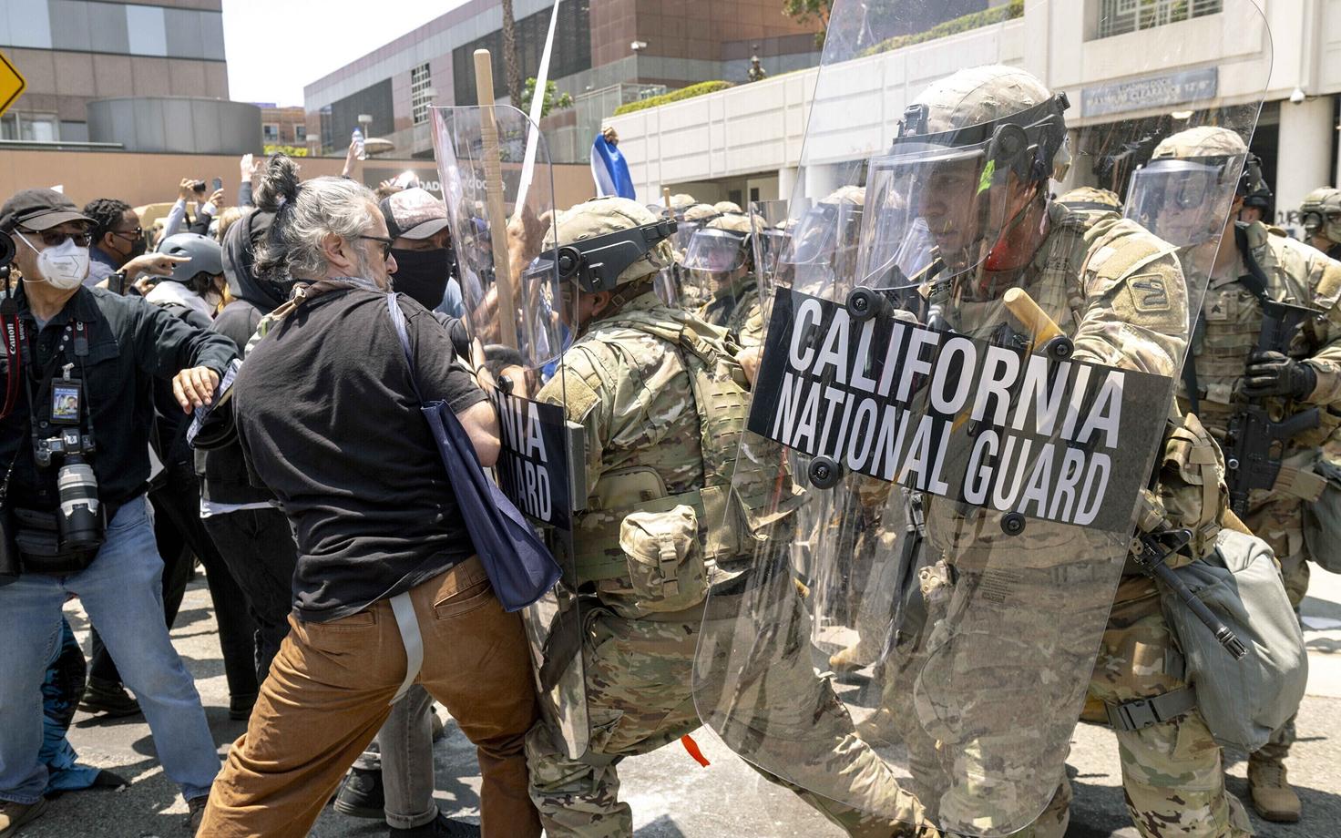 Столкновения протестующих с Национальной гвардией в Лос-Анжелесе 8 июня 2025 года.