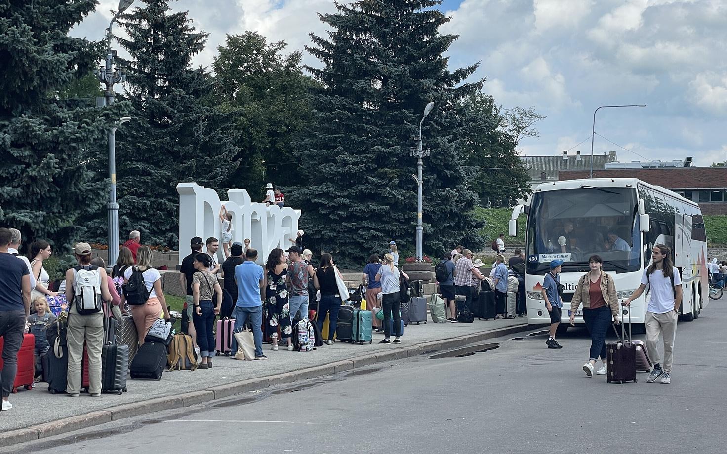 People waiting at the Narva border crossing on July 13, 2024.