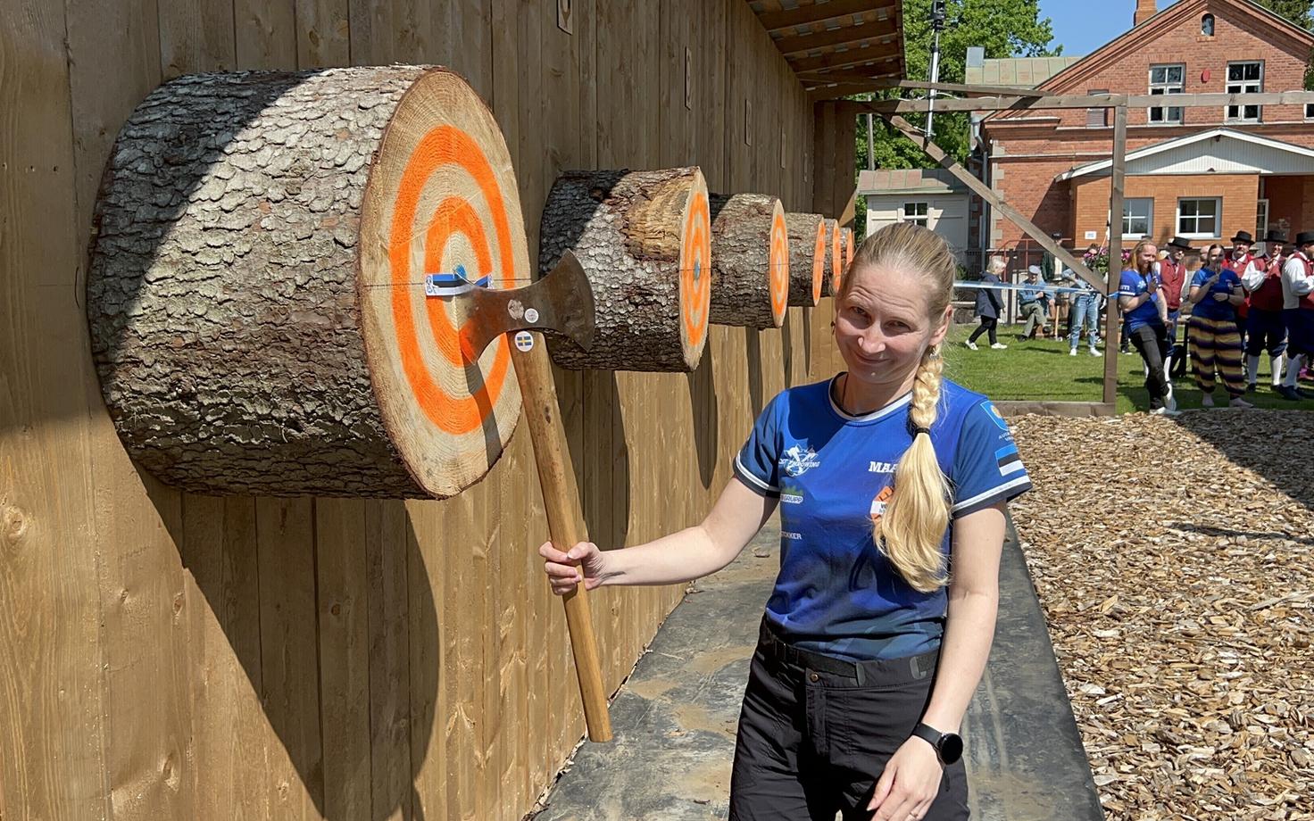 Marika Lepik at the opening of the axe throwing center in Mäetaguse.