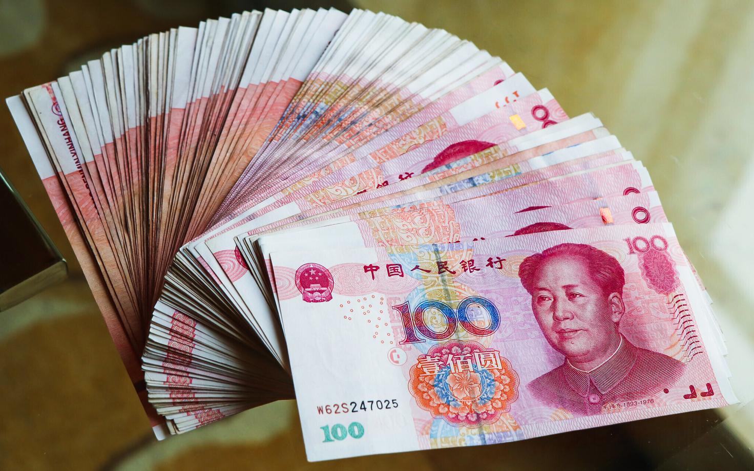 Китайские юани. Иллюстративная фотография.
