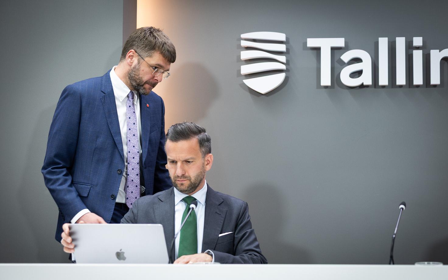 Евгению Осиновскому (на заднем плане) и Пяртелю-Пеэтеру Пере стало тесно за одним столом.