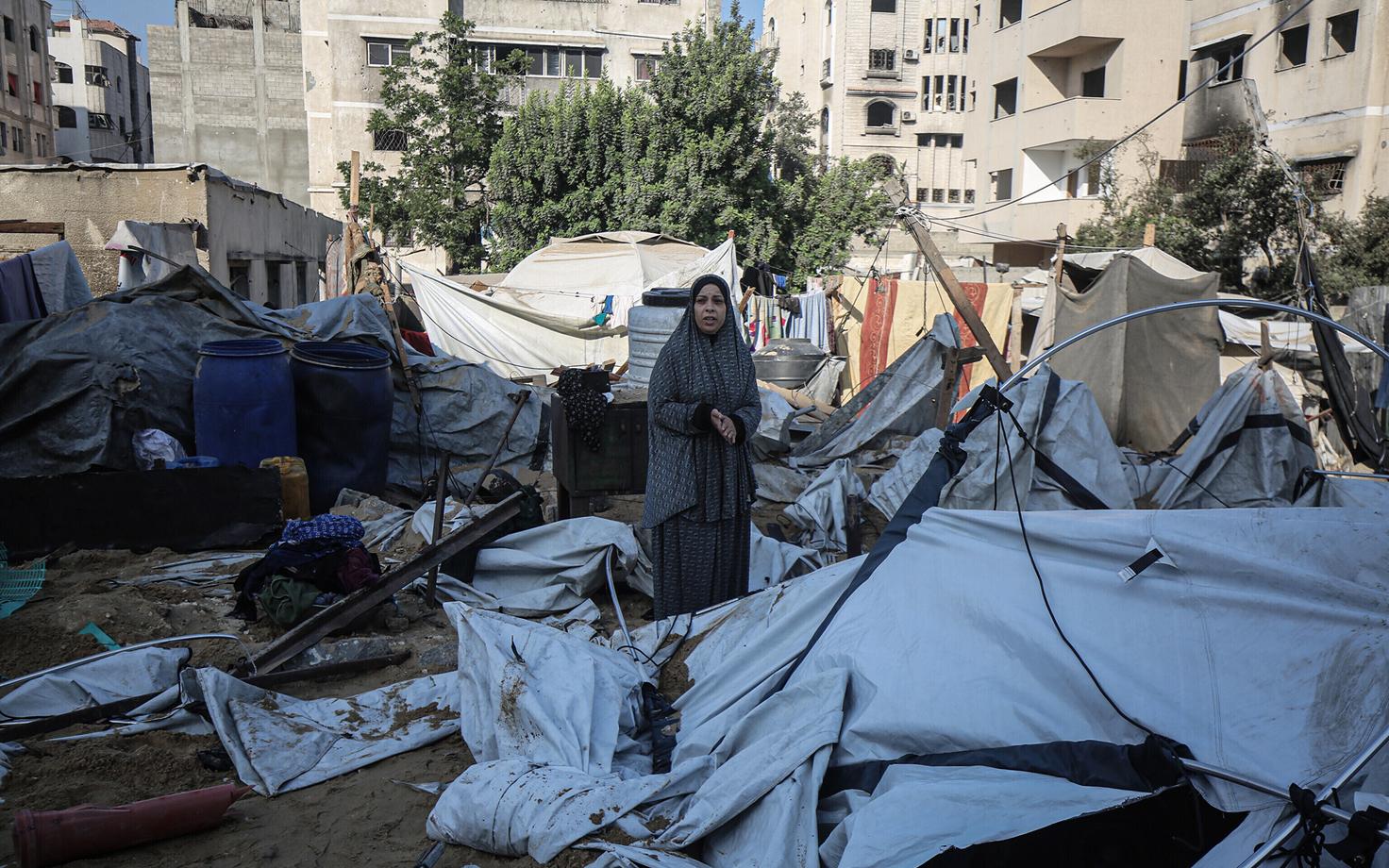 Палаточный лагерь в Газе, уничтоженный израильскими авиаударами в субботу.