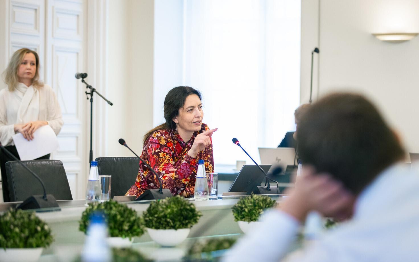 Министр социальных дел Кармен Йоллер на заседании экономического кабинета правительства.