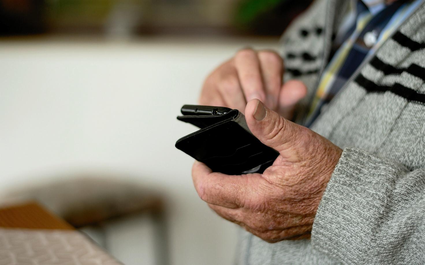 Eakas nutitelefoniga