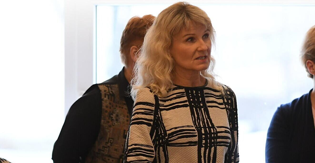 Анне Эндъярв (в центре) временно руководит школой в Йыхви.