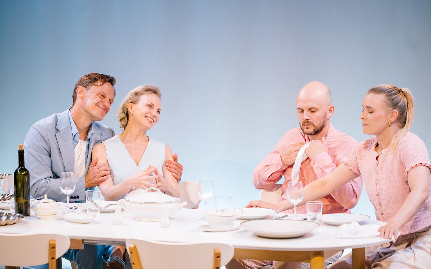 Teater R.A.A.A.M. toob lavale Livia Ulmani ja Andris Feldmanise näidendi