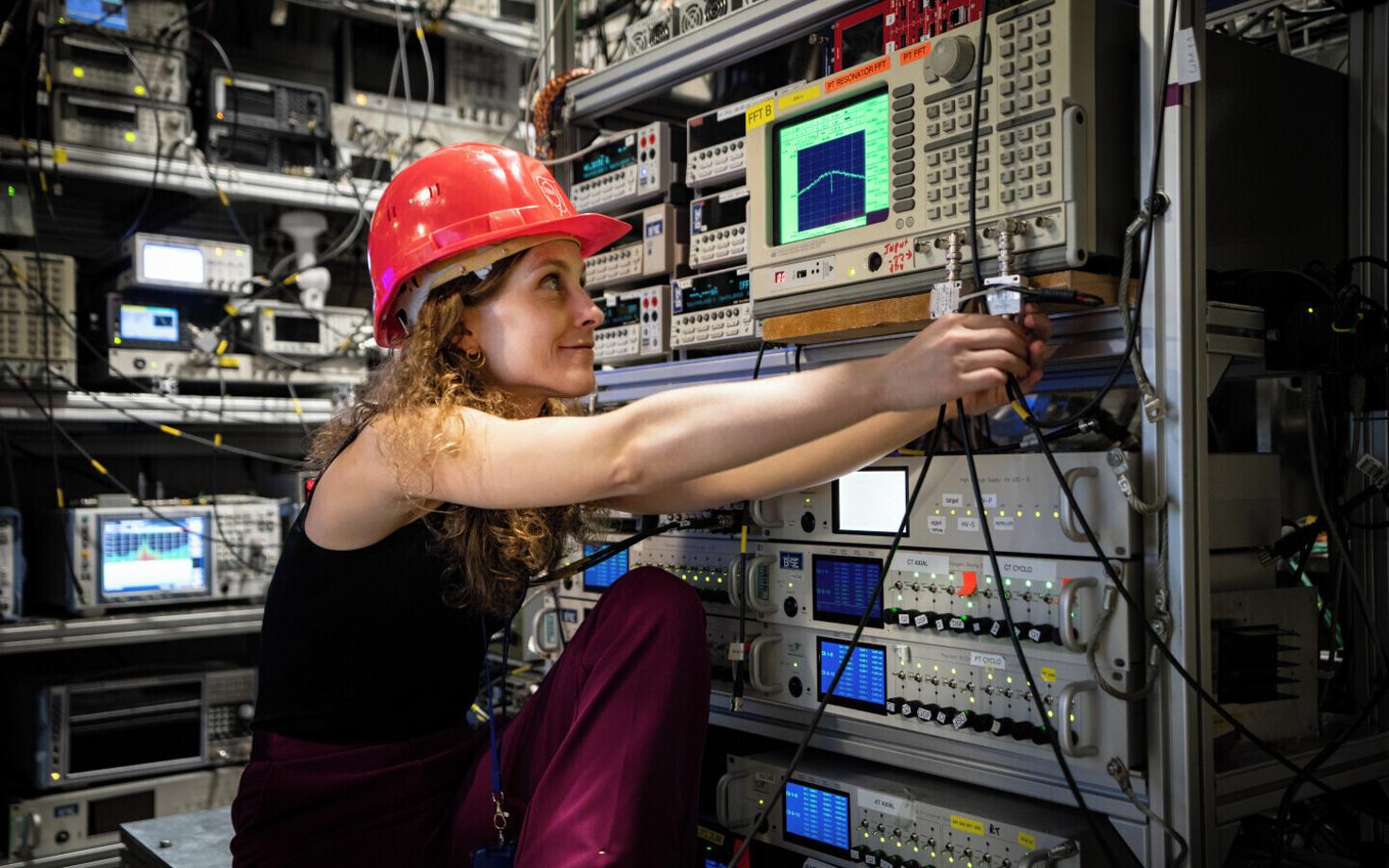 Uuringu juhtivautor Barbara Latacz BASE eksperimendi kontrollpaneelide ees.