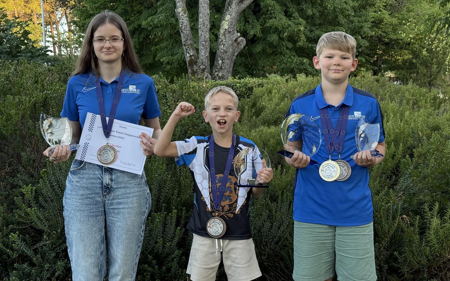 Emilia Kello (vasakult), Stanislav Ushkov ja Kevin Kurik medalitega