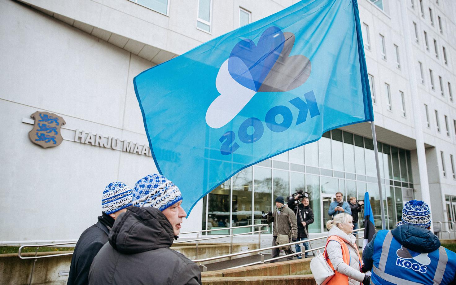 Erakonna Koos aktivistid kohtumaja ees Aivo Petersoni toetamas.