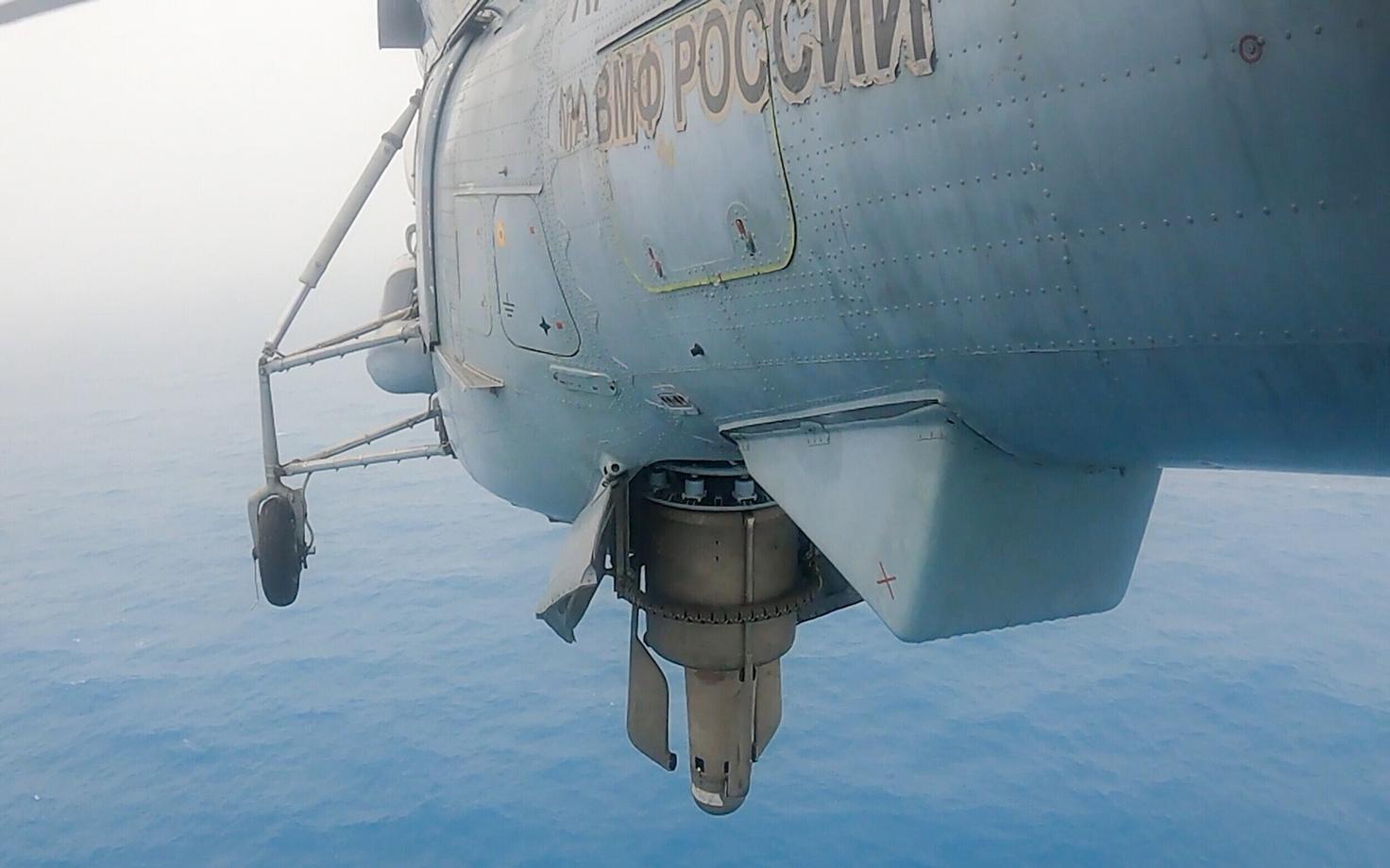 Vene mereväe kopter Ka-27 õppusel allveelaevade avastamise seadmega töötamas.