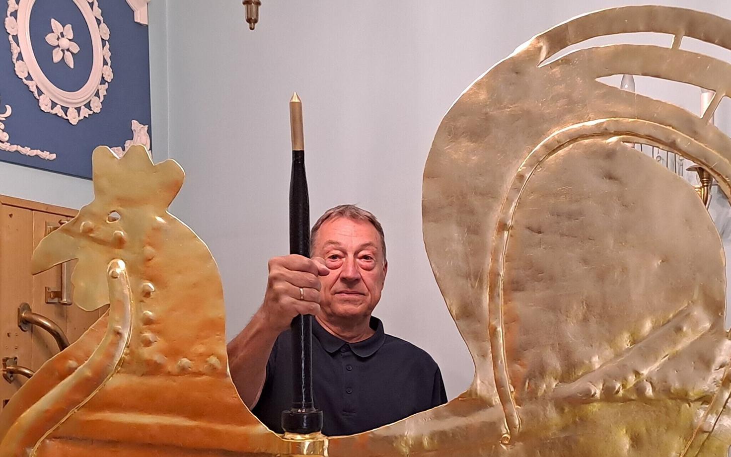 Мастер Эйно Йёэтс и петух со шпиля церкви Сууре-Яани.