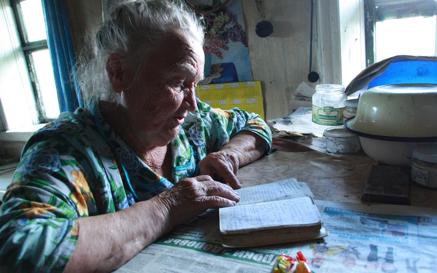 A Veps woman reading. Päžare village, Vologda Oblast. 2015.